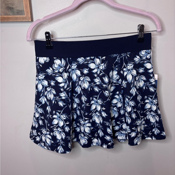 Tommy Bahama Navy and white floral skort - Picture 6 of 6